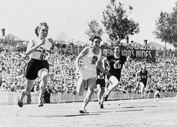 La británica Dorothy Manley, medalla de plata detrás de la holandesa Fanny Blankers-Koen en los 100 metros en los Juegos Olímpicos de Londres de 1948, murió a la edad de 94 años. Nacida en Londres el 29 de abril de 1927, Manley comenzó a practicar atletismo en la escuela, a los 17 años. Con una indumentaria hecha por su madre, ganó tanto la eliminatoria de 100 metros como la semifinal, registrando 12,1 segundos y 12,4, respectivamente, antes de marcar 12,2 segundos en la final. La velocista obtuvo otros éxitos como el oro europeo en 4x100, pero se le recuerda, sobre todo, por aquella carrera de Wembley, en casa. 