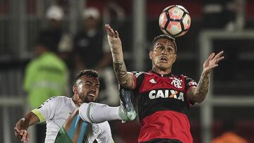 -FOTODELD&Iacute;A- BRA106. R&Iacute;O DE JANEIRO (BRASIL), 20/09/2017.- Paolo Guerrero (d) de Flamengo disputa un bal&oacute;n con Fabricio Bruno (i) de Chapecoense hoy, mi&eacute;rcoles 20 de septiembre de 2017, durante un partido entre Flamengo y Chape