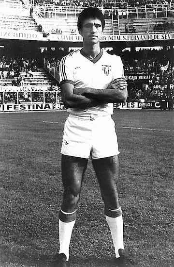 Con 18 años en 1973 llegó al Sevilla Atlético, y tan solo dos años después debutó  en el primer equipo. Se convirtió en titular indiscutible llegando a jugar 370 partidos oficiales 