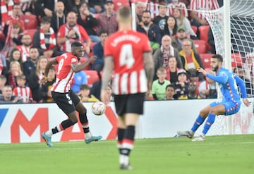 1-0. Mario Hermoso marca en propia puerta el primer gol del Athletic club. En la imagen, con Iñaki Williams.