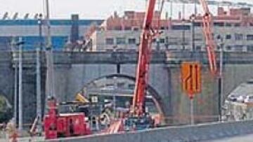 <b>UN MARTIRIO. </b>El Calderón se encuentra cercado por obras, zanjas, grúas y maquinaria. Los aficionados vivieron una aventura para abandonar el campo el sábado.