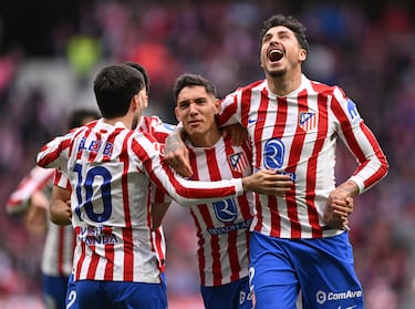El jugador del Atlético de Madrid, Nahuel Molina, celebra con sus compañeros el 1-0 al Getafe.