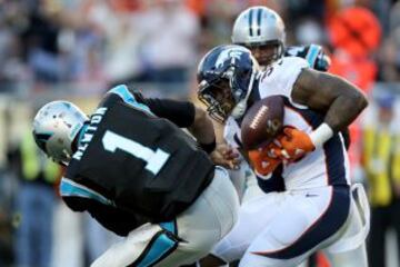 Von Miller, por segunda vez en el partido, arrancándole el balón de las manos a Cam Newton.