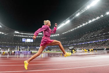 La ucraniana Yuliia Levchenko calienta mientras la lluvia retrasa la final de salto de altura femenino en el Campeonato Mundial de Atletismo en Tokio.