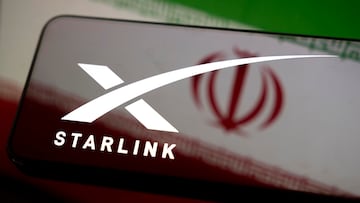 El logotipo de Starlink aparece en la pantalla de un smartphone con la bandera de Irán reflejada sobre ella. Según la organización NetBlocks, el acceso a internet está completamente cortado en Irán desde el 9 de enero de 2026, tras las protestas que recorren el país.
