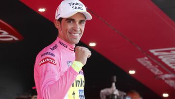 Alberto Contador posa con la maglia rosa de l&iacute;der durante el Giro de Italia 2015.