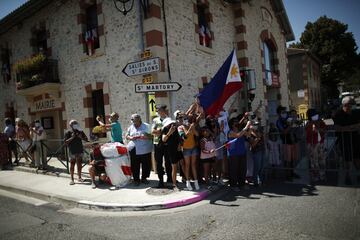 Seguidores disfrutando de la octava etapa del Tour de Francia. 