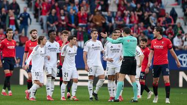 PAMPLONA, 15/02/2025.- El delantero francés del Real Madrid Kylian Mbappé conversa con el el colegiado Munuera Montero tras la tarjeta roja al delantero inglés Jude Bellingham, durante el partido de la jornada 24 de la LaLiga EA Sports, disputado este sábado en el estadio el Sadar de Pamplona. EFE/ Iñaki Porto