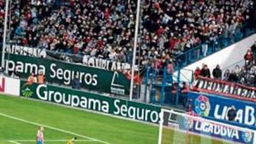 <b>PENALTI A MESSI. </b>Heitinga zancadilleó al argentino cuando éste iba a rematar un centro de Alves. Iturralde lo pitó y expulsó al holandés.