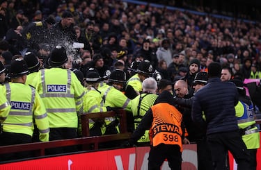 Algunos aficionados fueron expulsados ​​del campo cuando el juego se reanudó pocos minutos después de que se anotara el segundo gol.