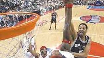 <b>DETERMINANTE. </b>Robert Horry, en un lanzamiento ante Ben Wallace.