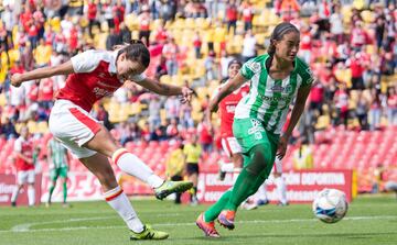 Con gol de Lorena Bedoya y doblete de Estefanía González, Atlético Nacional venció 3-2 a Santa Fe y accede a la final de la Liga Águila Femenina.