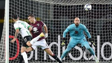 Turin (Italy), 17/09/2022.- Sassuolo's Agustin Alvarez (L) scores the 1-0 lead during the Italian Serie A soccer match between Torino FC and US Sassulo Calcio in Turin, Italy, 17 September 2022. (Italia) EFE/EPA/Alessandro Di Marco
