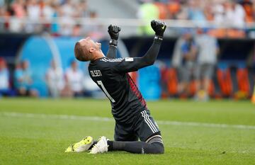 Robin Olsen celebra el segundo gol.