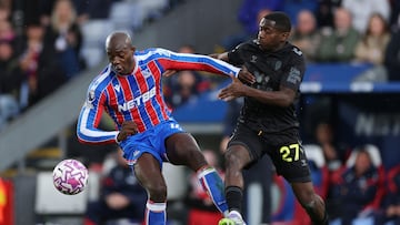 Soccer Football - Premier League - Crystal Palace v Sunderland - Selhurst Park, London, Britain - September 13, 2025 Crystal Palace's Jean-Philippe Mateta in action with Sunderland's Noah Sadiki REUTERS/Ian Walton EDITORIAL USE ONLY. NO USE WITH UNAUTHORIZED AUDIO, VIDEO, DATA, FIXTURE LISTS, CLUB/LEAGUE LOGOS OR 'LIVE' SERVICES. ONLINE IN-MATCH USE LIMITED TO 120 IMAGES, NO VIDEO EMULATION. NO USE IN BETTING, GAMES OR SINGLE CLUB/LEAGUE/PLAYER PUBLICATIONS. PLEASE CONTACT YOUR ACCOUNT REPRESENTATIVE FOR FURTHER DETAILS..