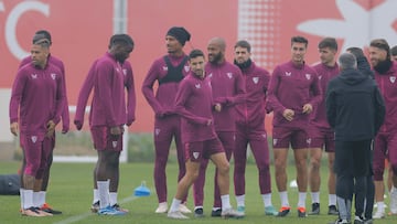 Mariano, en el grupo con el Sevilla.