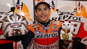 Márquez con su gato de la suerte.