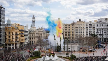 Cientos de personas durante la segunda ‘mascletà’ de las Fallas 2024, a 2 de marzo de 2024, en Valencia, Comunidad Valenciana (España). Esta ‘mascletà’, la segunda de las Fallas de este año, está disparada por Pirotecnia Zaragozana y dura cinco minutos, contando con casi 100 kilos de pólvora. La primera ‘mascletà’ se celebró ayer, 1 de marzo, en recuerdo de los diez fallecidos en el incendio que el pasado 22 de febrero arrasó dos bloques de viviendas en el barrio de Campanar de la ciudad valenciana.
02 MARZO 2024;MASCLETÀ;FUEGO;FUEGOS ARTIFICIALES;PÓLVORA;FALLAS;FIESTA;DETONACIONES;PIROTECNIA;HUMO
Jorge Gil / Europa Press
02/03/2024