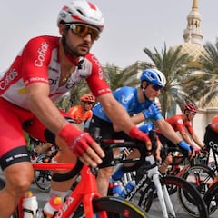 Retenidos en Abu Dhabi por Coronavirus: reciben la comida en bolsas de cartón en el suelo