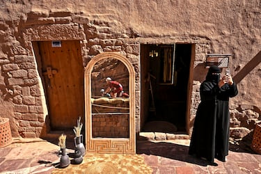 Se disputó la quinta y última etapa del AlUla Tour 2026, con un recorrido de 163,9 km entre las localidades de Alula Old Town y Harrat Uwayrid, en Arabia Saudí. El estadounidense Cole Kessler, del equipo Modern Adventure Pro Cycling, aparece reflejado en un espejo en la fachada de una vivienda miestras una mujer graba con su teléfono al pelotón.