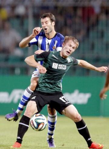 El delantero de la Real Sociedad Imanol Agirretxe pelea un balón con el defensa del Krasnodar Vitali Kaleshin.