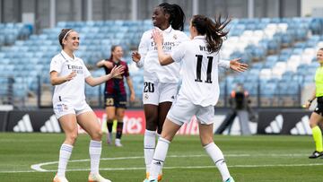 Weir celebra con Feller y Teresa el 3-2 del Real Madrid al Levante.