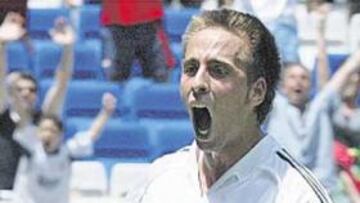 <b>RECONVERTIDO. </b>Valero dejará su posición natural en la medular para juga en la banda.