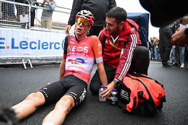 INEOS Grenadiers team's Dutch rider Thymen Arensman celebrates after winning the 14th stage of the 112th edition of the Tour de France cycling race, 182.6 km between Pau and Luchon-Superbagneres, in the Pyrenees mountains of southwestern France, on July 19, 2025. (Photo by Loic VENANCE / POOL / AFP)