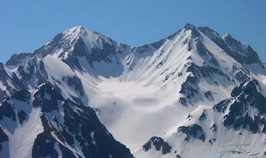 Ubicado en los Pirineos, en el Valle de Tena, cerca de la localidad de Panticosa. Es un pico que puede conservar la nieve todo el año, y aunque es accesible, es aconsejable subir con material adecuado, incluyendo crampones y piolet. 
