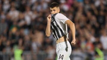 Samed Badzar, con la camiseta del Partizan.