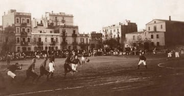 Los primeros años de existencia del Barça fueron complicados, fueron unos años de intento de consolidación en los que el equipo fue un poco nómada y, para poder jugar sus partidos como local, pasó por varios campos: Sarrià-Sant Gervasi (antiguo velódromo de la Bonanova entre 1899 y 1900); Horta-Guinardó (Hotel Casanovas, 1900-1901, y carretera de Horta, 1901-1905) y L’Eixample (el de calle Muntaner, 1905-1909). El primer partido se jugó el 26 de febrero contra el Catalán, equipo que se quedó con el Velódromo de la Bonanova.