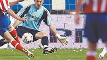 <b>JUGADA DECISIVA</b>. Iker Casillas salva con las piernas el contragolpe de Jorge, que se plantó solo ante el portero madridista.