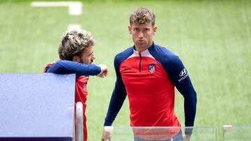 Marcos Llorente, en el entrenamiento del Atlético, junto a Griezmann.