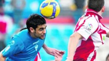 <b>LUCHA. </b>Germán pelea un balón aéreo con Matamala. El Girona apenas le creó peligro al Alicante, aunque pudo ganar.