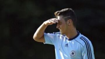 Mesut &Ouml;zil, durante el entrenamiento con Alemania.