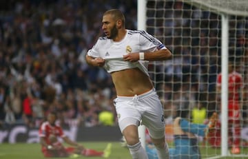 Karim Benzema celebra el gol del Madrid contra el Bayern en el Bernabéu.