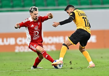 Rodri disputa un balón con Eid Al-Rasheedi, jugador del Qadsia SC kuwaití, durante un partido de la Copa del Golfo disputado en octubre.