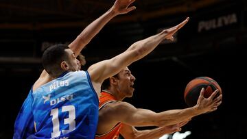 Kevin Pangos, base del Valencia, trata de anotar ante Pierre Pelos, del Gran Canaria.