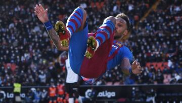 Aubameyang celebra el 0-1 del Bar&ccedil;a en Valencia.