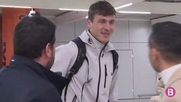 El central David López recibido en el aeropuerto de Palma por el director deportivo Pablo Ortells en su vuelta al Mallorca procedente del Burgos donde jugaba cedido.