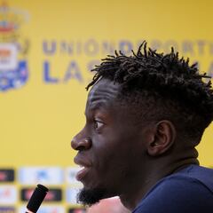 Mfulu mira al derbi desde el centro