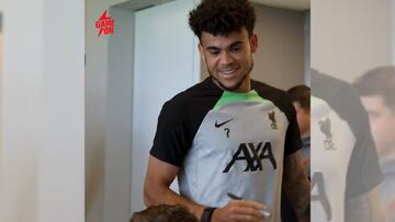 Luis Díaz lleva alegría a los pequeños en Liverpool.