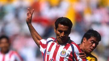 13 February 2000:  Action photo of Benjamin Galindo of Guadalajara (L) fighting for the ball, under the pressure of Pavel Pardo of America (R), in week 5 game of the 2000 summer tournament. Guadalajara wins 3-0./Foto de accion de Benjamin Galindo del Guadalajara (I) peleando por el balon bajo la presion de Pavel Pardo del America (D), en juego de la semana 5 del torneo de verano 2000. Guadalajara gano 3-0.
