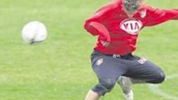 <b>DE CABEZA. </b>Torres, en uno de los remates de la sesión de ayer.