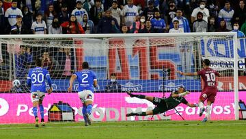 Futbol, Universidad Catolica vs Deportes La Serena.
Fecha 9, campeonato Nacional 2022.
El jugador de Deportes La Serena Leonardo Valencia,  derecha, convierte su gol contra Universidad Catolica durante el partido por la primera division disputado en el estadio San Carlos de Apoquindo.
Santiago, Chile.
09/04/2022
Jonnathan Oyarzun/Photosport

Football, Universidad Catolica vs Deportes La Serena.
9th date, 2022 National Championship.
Deportes La Serena`s player Leonardo Valencia,  center , scores his goal against Universidad Catolica during the first division match held at the San Carlos de Apoquindo stadium in Santiago, Chile.
04/09/2022
Jonnathan Oyarzun/Photosport