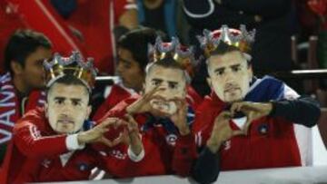 Las máscaras de Arturo Vidal aparecieron en masa en el Estadio Nacional.