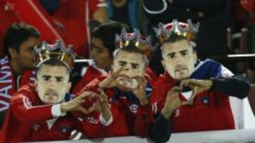 Las m&aacute;scaras de Arturo Vidal aparecieron en masa en el Estadio Nacional. 