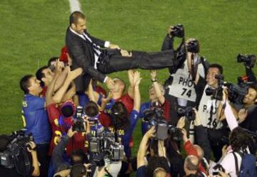 Final de la Copa del Rey 2009 Athletic de Bilbao-Barcelona. Manteo a Guardiola.(13-05-2009)