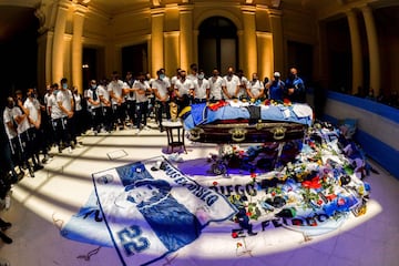 Los jugadores del equipo de fútbol argentino Gimnasia y Esgrima La Plata en homenaje al ataúd de la leyenda del fútbol argentino Diego Maradona en la capilla en llamas del palacio presidencial Casa Rosada 