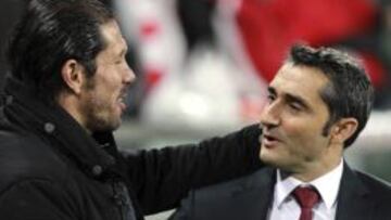 El técnico argentino del Atlético de Madrid Diego Simeone saluda al entrenador del Athletic Club Ernesto Valverde, durante el partido de vuelta de los cuartos de final de la Copa del Rey disputado esta tarde en el estadio de San Mamés.